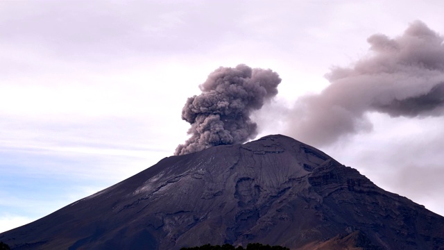 波波卡特佩特火山喷出的喷气孔视频下载