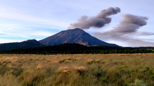 波波卡特佩特火山活火山带喷气口的时间流逝视频素材