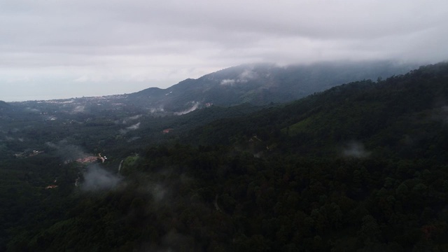 天线。在泰国热带岛屿上的日落上空飞过云层视频素材