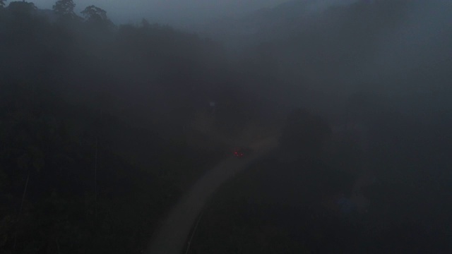 天线。在泰国热带岛屿上的日落上空飞过云层视频素材