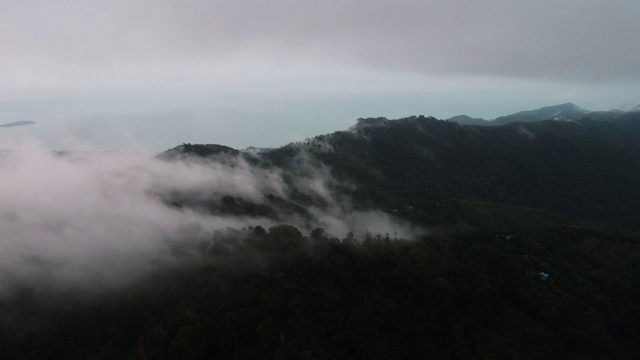 天线。在泰国热带岛屿上的日落上空飞过云层视频素材