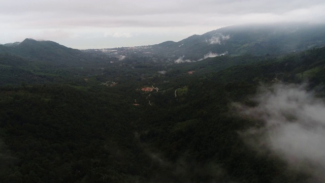 天线。在泰国热带岛屿上的日落上空飞过云层视频素材