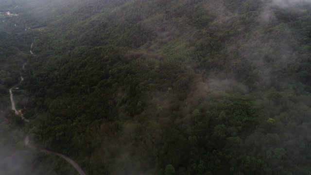 天线。在泰国热带岛屿上的日落上空飞过云层视频素材