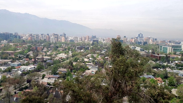 鸟瞰图的智利圣地亚哥市在智利的国家在夏天。是智利的首都和最大的城市，也是美洲最大的城市之一。视频素材