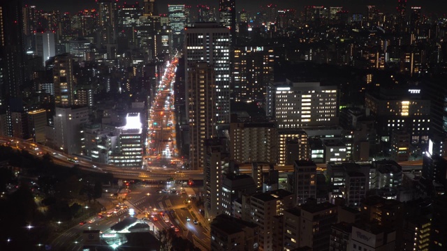 夜间交通从上面移动的视角视频素材