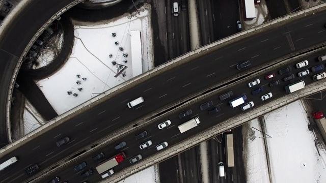 在城市的冬季道路上的顶视图汽车。冬季城市道路交叉口的天线视频素材