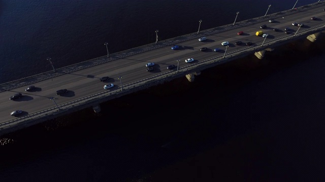 汽车在过江公路桥梁上的运动。无人驾驶汽车在河桥上行驶视频素材