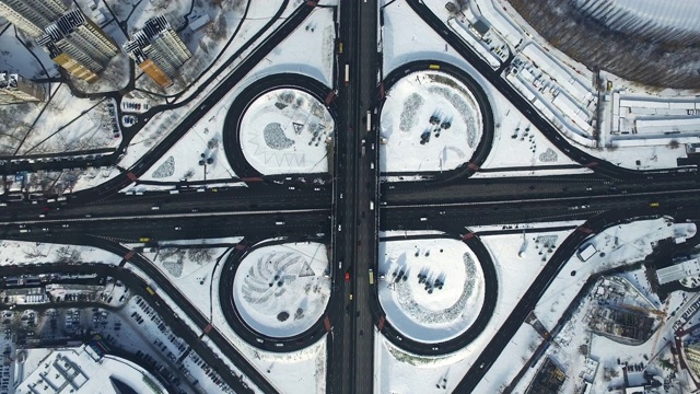 顶视图公路交叉口在冬季城市。道路交叉路口车辆通行视频素材