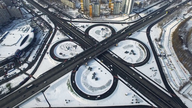 冬季高速公路立交桥汽车通行。空中汽车在高速公路交叉处行驶视频素材