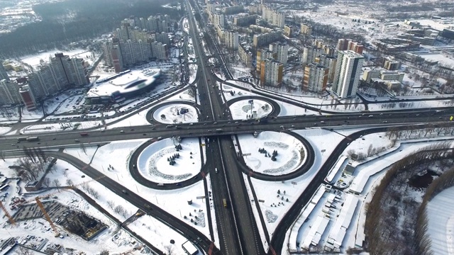 鸟瞰图冬季城市公路交叉口。全景城市建筑视频素材