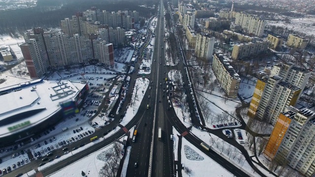 冬季城市公路枢纽。鸟瞰汽车在环岛路上行驶视频素材