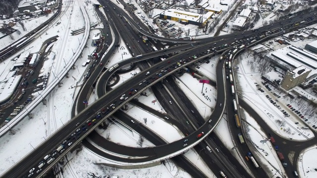 鸟瞰图车辆在公路立交桥上的运动。公路交叉处堵车视频素材