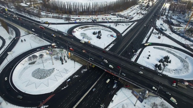 在冬季城市的高速公路交叉口。积雪路口车辆的嗡嗡声视频素材