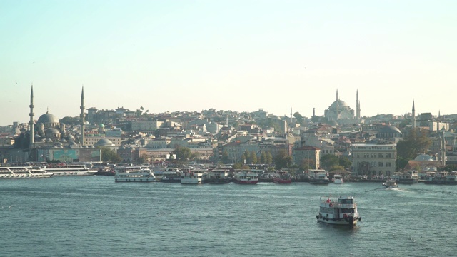 美丽的风景旅游地标Eminönü (Turyol)港下午视频素材