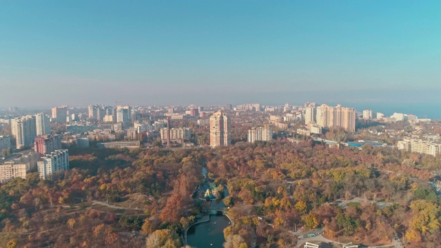 鸟瞰图的敖德萨中央公园-植物园Peremohy视频素材