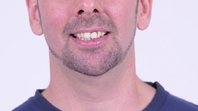 嘴角挂着胡子茬的快乐成熟男人微笑着视频素材画面2