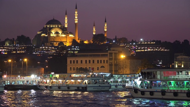 黄昏时分，在Eminönü (Turyol)港口有清真寺的旅游地标视频素材