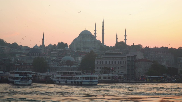 美丽的风景旅游地标在Eminönü (Turyol)港口日落视频素材