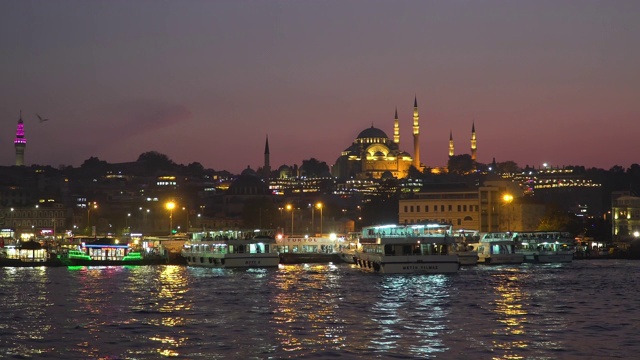 美丽的风景旅游地标Eminönü (Turyol)港在黄昏视频素材