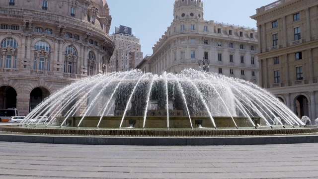 法拉利广场(Piazza De Ferrari)的4k喷泉剪辑，这是老城区热那亚的主要广场。视频素材