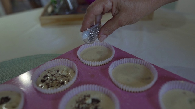 在厨房里制作纸杯蛋糕的过程视频素材