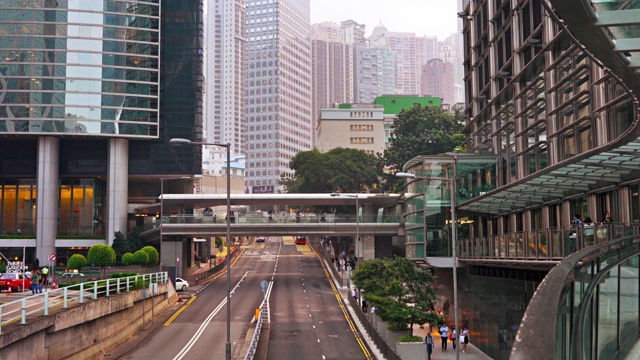 香港。商业区。桥。金融大厦。流量。背景中有住宅建筑视频素材