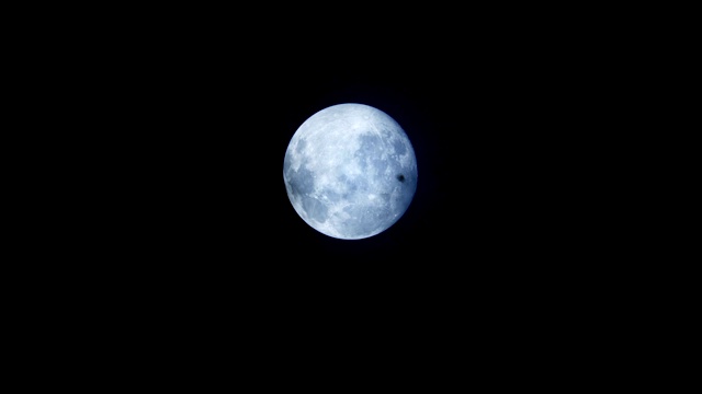 时间推移日出的夜晚到白天，满月对星空，高清视频素材