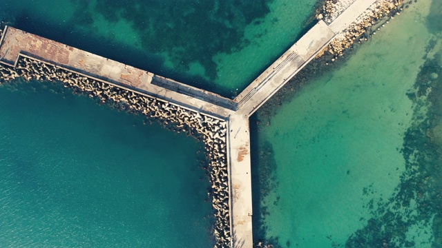 鸟瞰大海，海岸和海浪击碎的石头视频素材