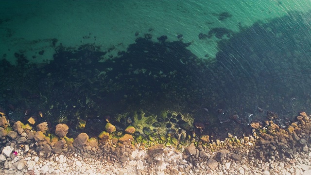 海水和海滩的鸟瞰图与石头海岸视频素材