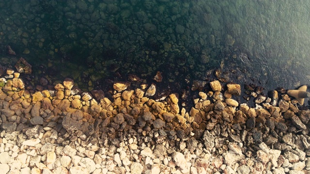 海水和海滩的鸟瞰图与石头海岸视频素材