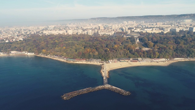 海面日出和瓦尔纳，保加利亚城市景观鸟瞰图视频素材