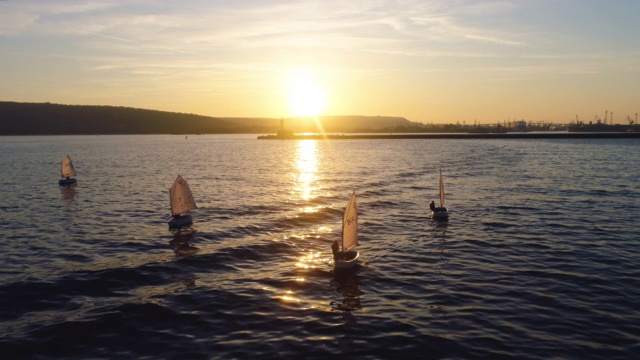 金色的夕阳和大海。帆船和海上船只，赛船比赛，鸟瞰视频素材