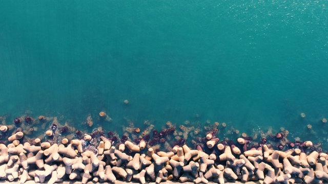 海水和海滩的鸟瞰图与石头海岸视频素材