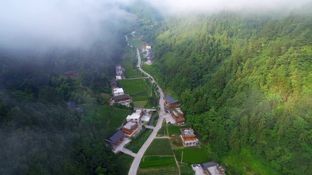 清晨鸟瞰中国湖北的山峦和村庄。视频素材