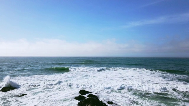 太平洋海岸波浪的鸟瞰图视频素材