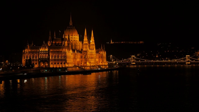 多瑙河上的夜晚，匈牙利国家议会灯火辉煌视频素材