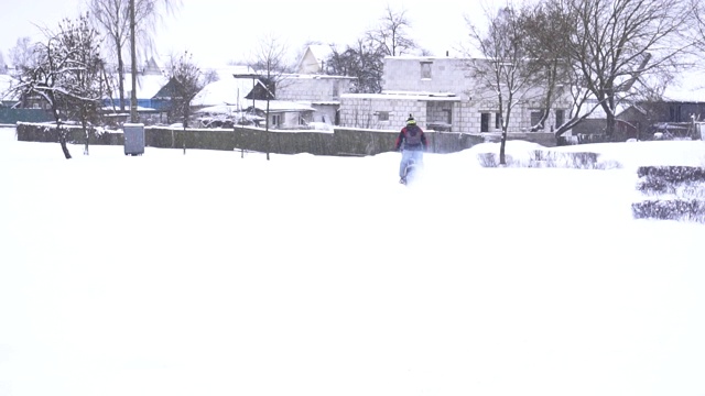 一个男人骑着运动自行车在冬天的雪地里骑行，慢腾腾的莫，肾上腺素视频素材