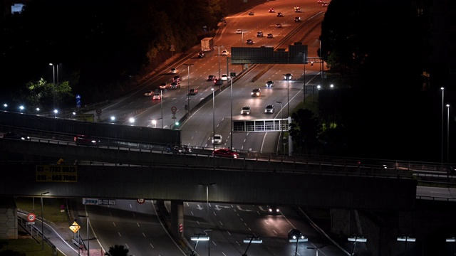 夜间交通高速公路上，时间跳跃。视频素材