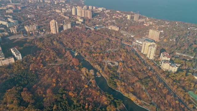 鸟瞰敖德萨中央公园-植物园和海岸线视频素材