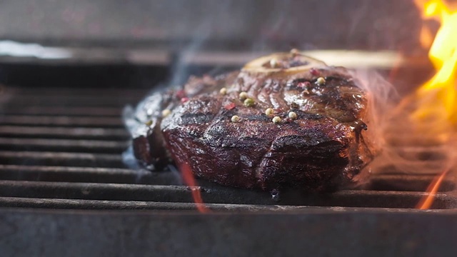 烤肉架上的肉。大量的火。慢镜头,特写视频素材