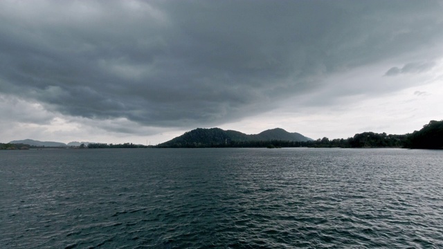 海上极端天气锋接近陆地视频素材