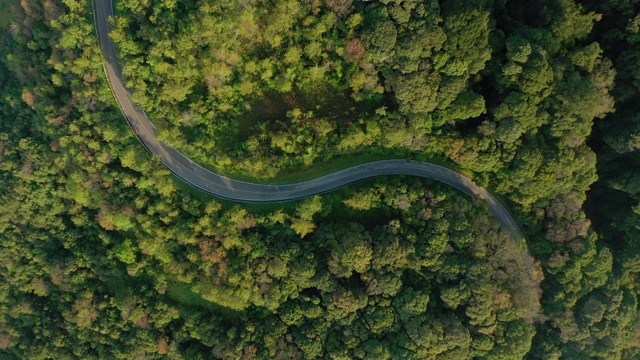 缩小曲线道路上的山峰视频素材