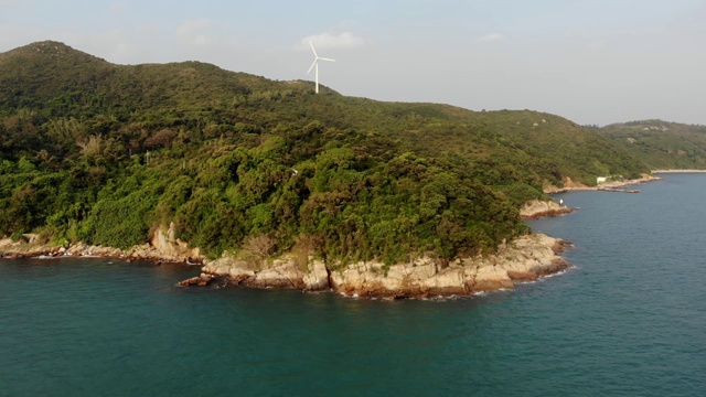 高空鸟瞰山上有一个风电场。视频素材