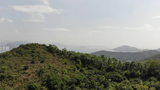 无人机飞过小山，俯瞰着一个小海湾视频素材