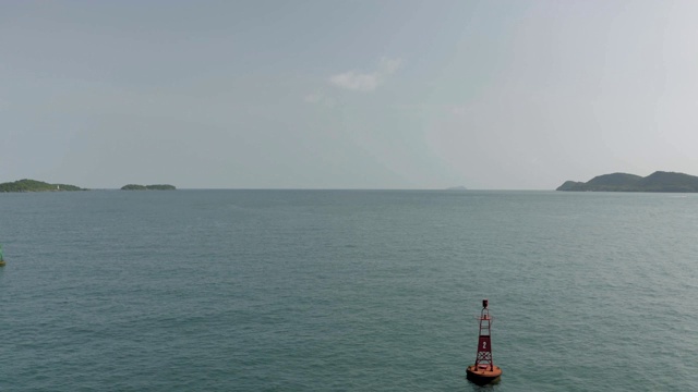 在越南港的硼浮标和渔船视频素材