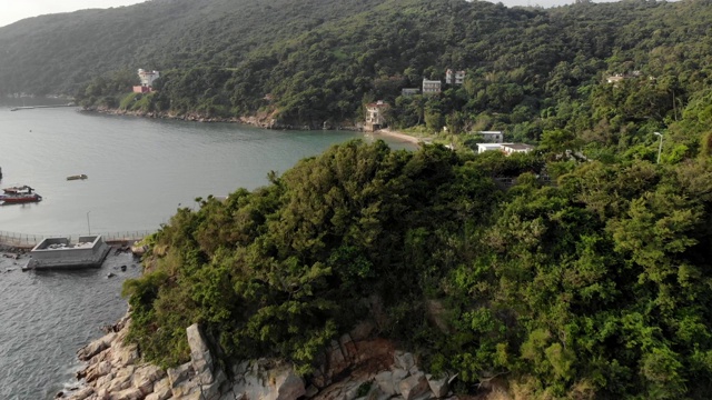 一架无人机飞过一块波涛汹涌的岩石视频素材