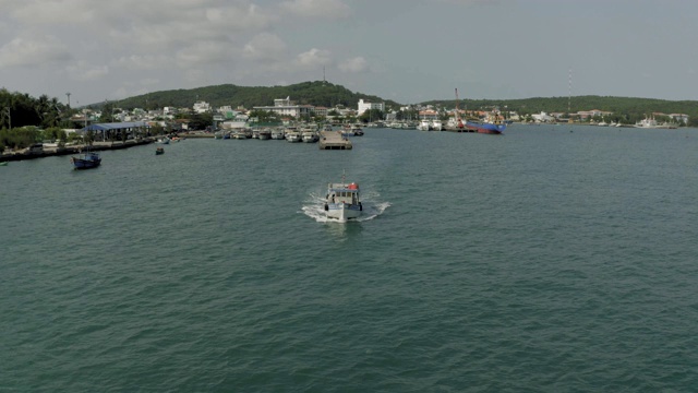 渔船驶出越南港海港视频素材