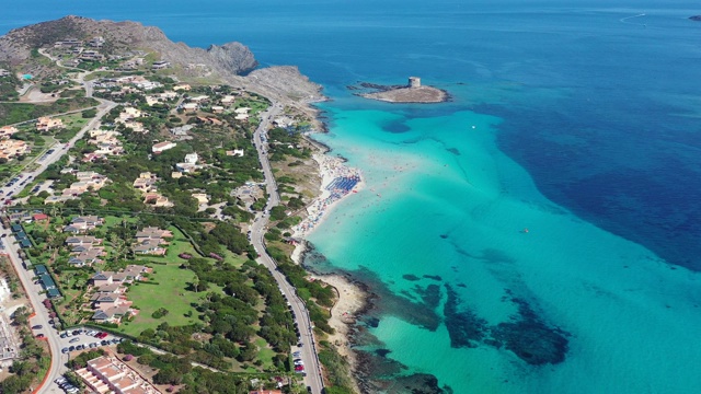 令人惊叹的Pelosa海滩鸟瞰图(Spiaggia Della Pelosa)与Torre Della Pelosa和Capo Falcone。Stintino,撒丁岛,意大利。拉佩罗萨海滩，可能是意大利撒丁岛最美丽的海滩视频素材