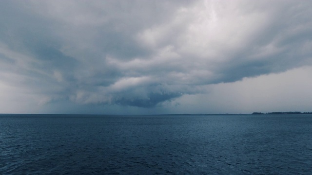 极端天气台风、龙卷风、气旋、超级单体在海上形成视频素材