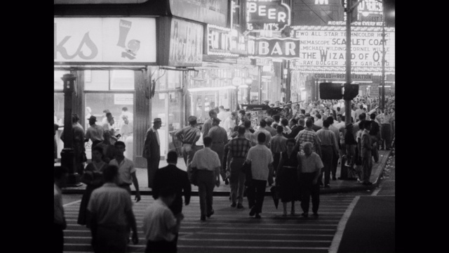 1950年代-拥挤的时代广场晚上，纽约市，纽约州，美国视频素材